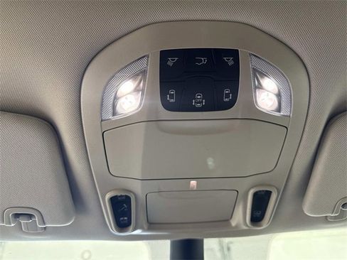 Used 2023 Chrysler Pacifica Limited image 12