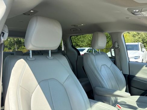 Used 2018 Chrysler Pacifica Touring-L FWD image 10