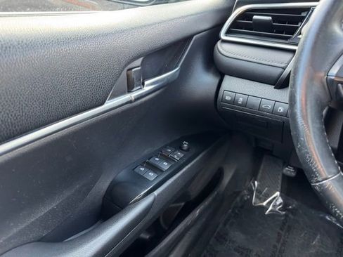 Used 2018 Toyota Camry SE w/ Moonroof Package FWD image 32