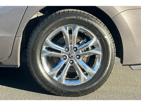 Certified 2023 Toyota Sienna Platinum image 33