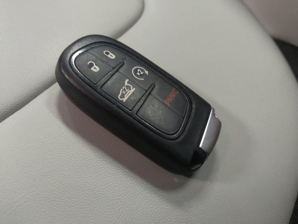 Used 2020 Jeep Cherokee Latitude Plus w/ Comfort/Convenience Group FWD image 32