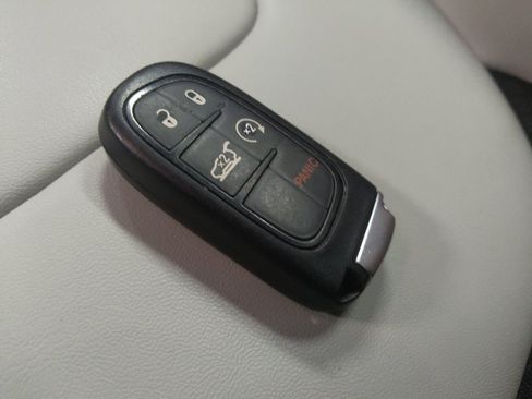 Used 2020 Jeep Cherokee Latitude Plus w/ Comfort/Convenience Group FWD image 32