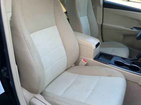 Used 2015 Toyota Camry LE image 9