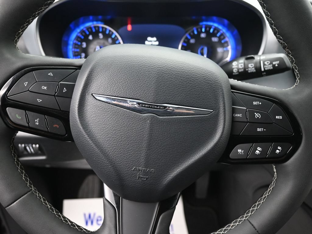 Used 2025 Chrysler Pacifica Limited FWD image 12