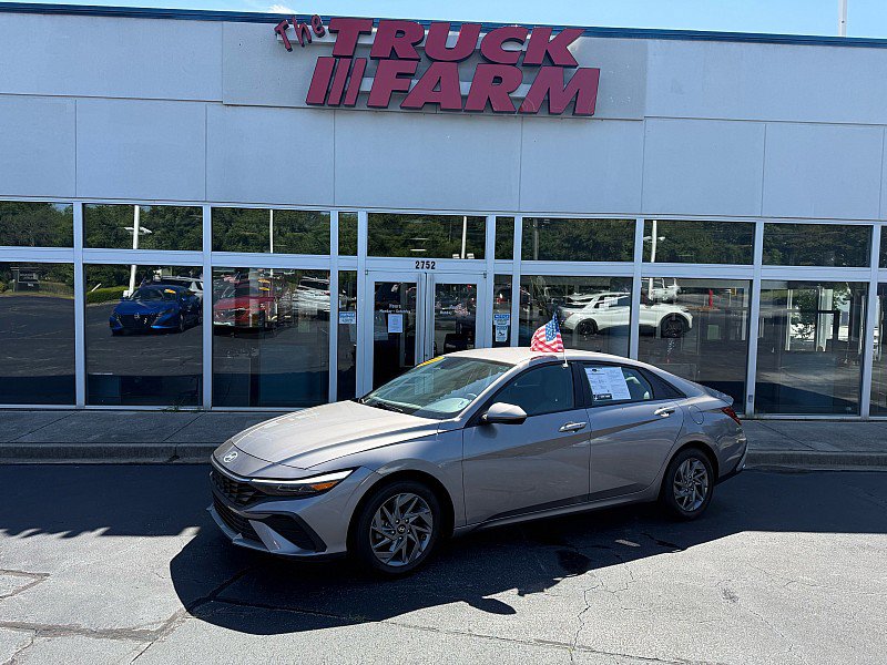 Used 2024 Hyundai Elantra SEL FWD image 2