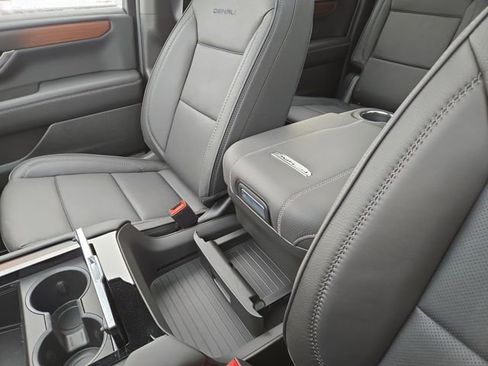 Used 2025 GMC Yukon XL Denali w/ Denali Reserve Package image 24