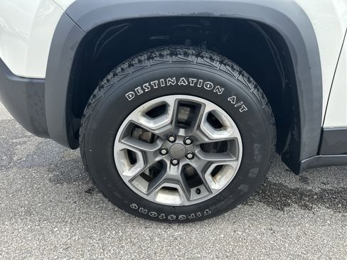 Used 2019 Jeep Cherokee Trailhawk w/ Comfort/Convenience Group AWD/4WD image 7