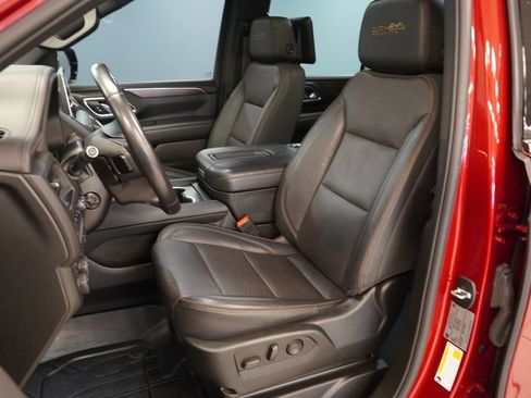 Used 2024 Chevrolet Suburban High Country w/ Advanced Technology Package AWD/4WD image 3