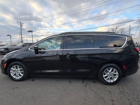 Used 2022 Chrysler Pacifica Touring-L image 4