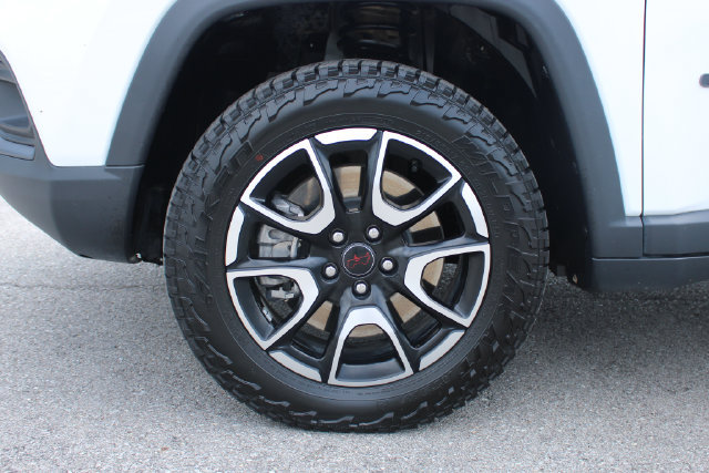 Used 2025 Jeep Compass Trailhawk w/ Trailhawk Convenience Group AWD/4WD image 33