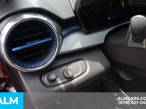 Used 2025 Chevrolet Trax LT w/ LT Convenience Package FWD image 13
