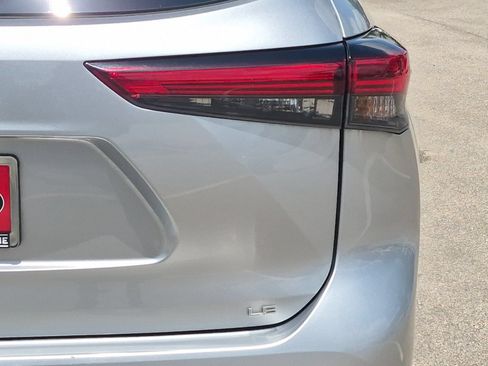 Used 2023 Toyota Highlander LE FWD image 25