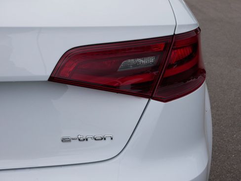 Used 2016 Audi A3 e-tron Premium Plus w/ Premium Plus Package FWD image 17