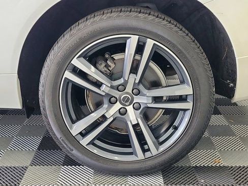 Used 2018 Volvo XC60 T6 Momentum w/ Convenience Package AWD/4WD image 10