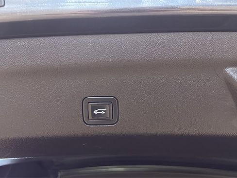 Used 2021 GMC Yukon XL SLT w/ SLT Luxury Package image 17