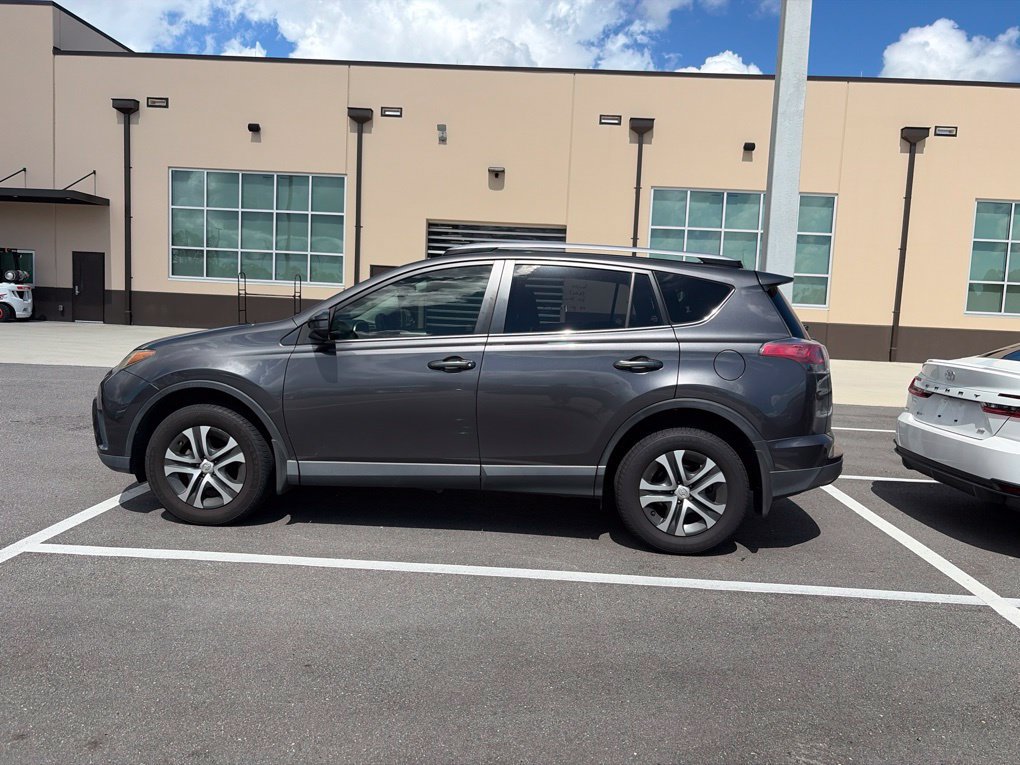 Used 2018 Toyota RAV4 LE FWD image 4
