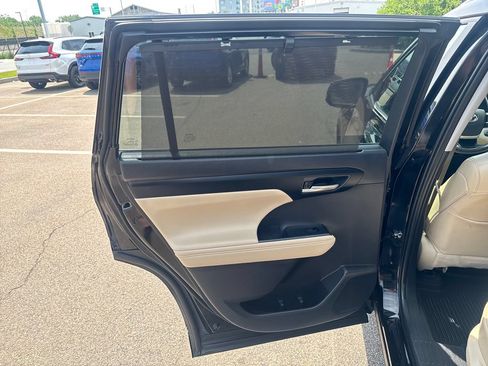 Used 2025 Toyota Highlander XLE AWD/4WD image 40