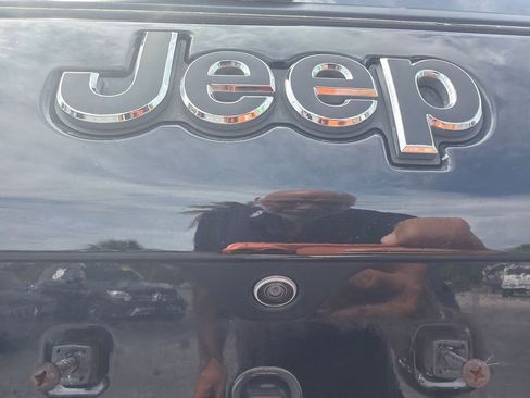 Used 2018 Jeep Compass Latitude w/ Popular Equipment Group FWD image 17