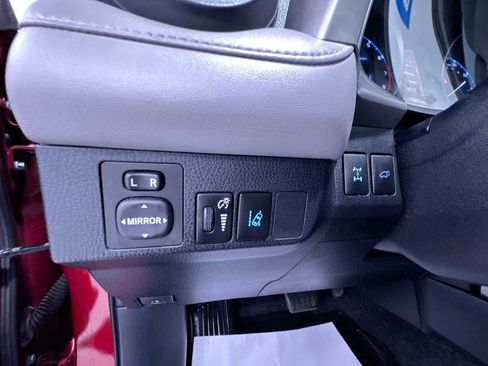 Used 2018 Toyota RAV4 XLE AWD/4WD image 16
