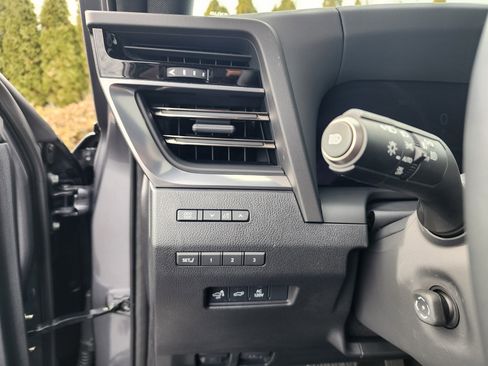 Used 2025 Lexus GX 550 w/ Cold Area Package AWD/4WD image 26