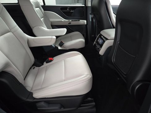 New 2026 Lincoln Aviator AWD image 18