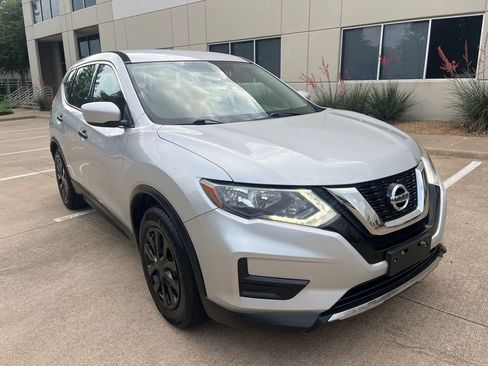 Used 2017 Nissan Rogue S FWD image 2