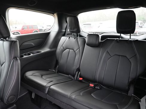 New 2026 Chrysler Pacifica Select image 21