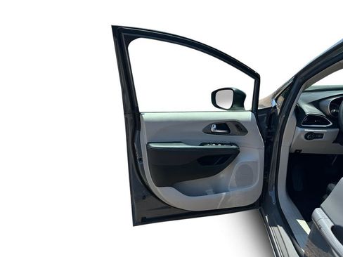 Used 2023 Chrysler Pacifica Touring-L FWD image 6