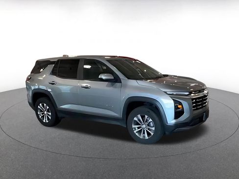 Used 2025 Chevrolet Equinox LT FWD image 2