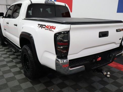Used 2019 Toyota Tacoma TRD Off-Road AWD/4WD image 12