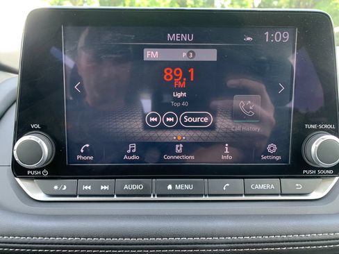 Used 2025 Nissan Rogue SV FWD image 14