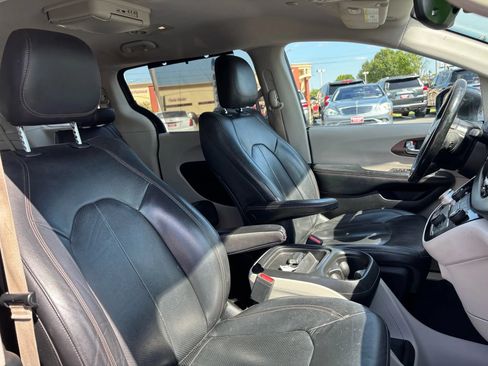 Used 2019 Chrysler Pacifica Touring-L w/ Advanced Safetytec Group FWD image 9
