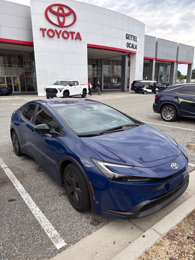 Used 2025 Toyota Prius LE FWD image 3