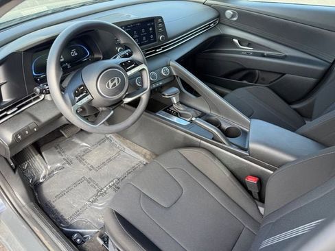 Used 2025 Hyundai Elantra SE image 6