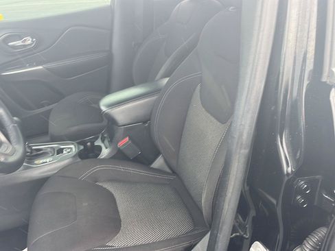 Used 2019 Jeep Cherokee Latitude w/ Cold Weather Group AWD/4WD image 19