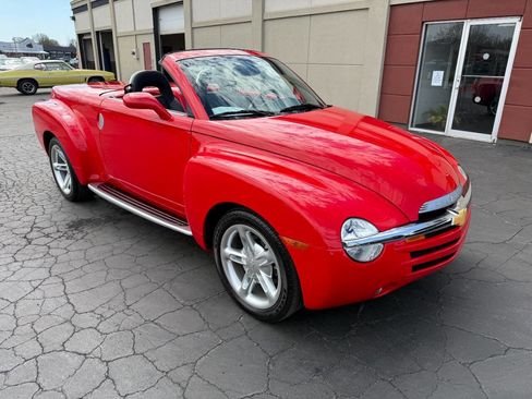 Used 2004 Chevrolet SSR w/ Preferred Equipment Group RWD image 1