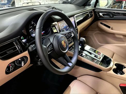Used 2025 Porsche Macan image 17