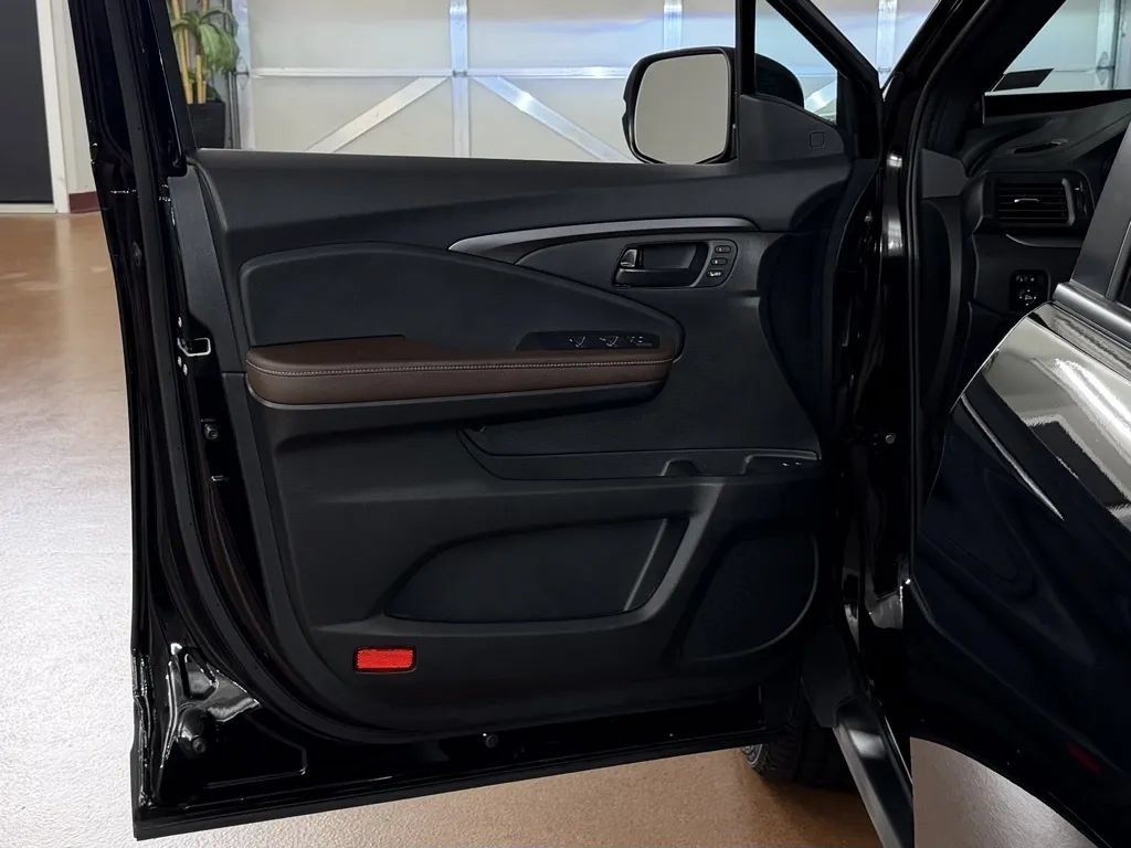 Used 2025 Honda Passport EX-L image 16