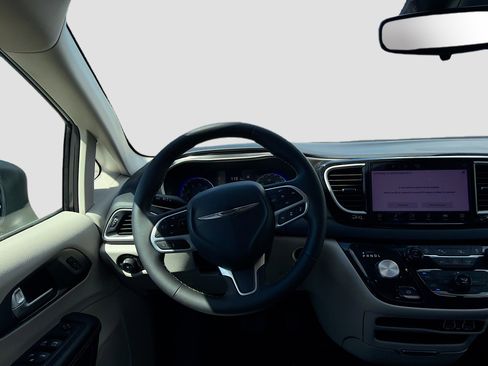 Used 2023 Chrysler Pacifica Touring-L FWD image 18