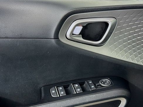 Used 2023 Kia Soul LX FWD image 13