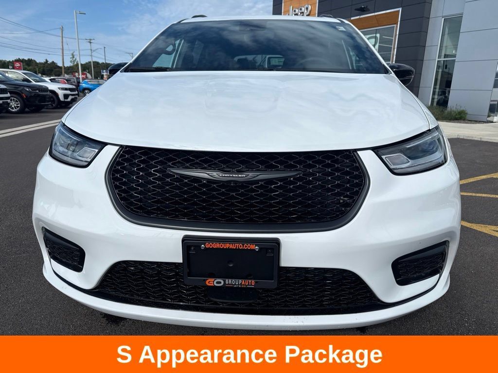 Used 2024 Chrysler Pacifica Touring-L w/ S Appearance Package AWD/4WD image 2
