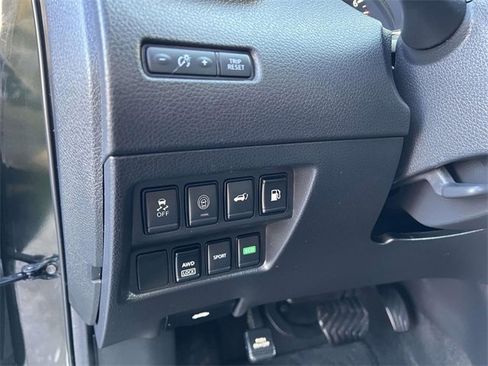 Used 2020 Nissan Rogue SV image 13