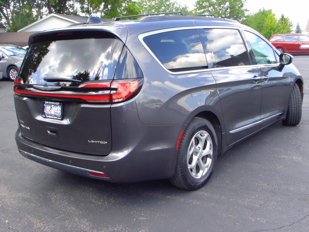 Used 2023 Chrysler Pacifica Limited FWD image 2
