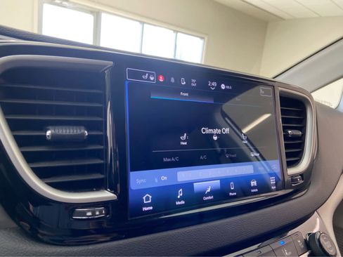 Used 2024 Chrysler Pacifica Touring-L FWD image 29