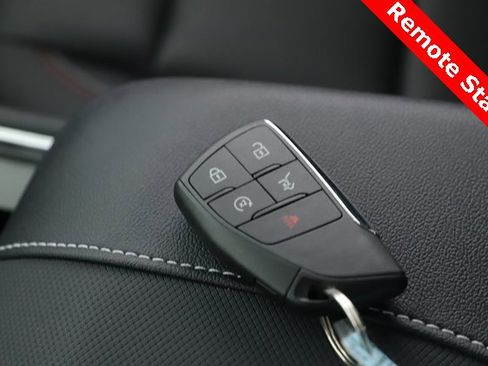 Used 2025 Chevrolet Traverse Z71 image 3