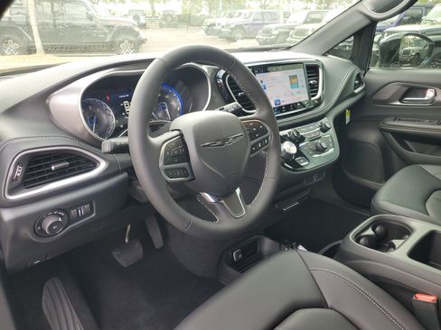 New 2026 Chrysler Pacifica Select image 12