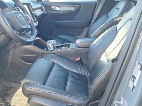 Used 2023 Volvo XC40 B5 Plus image 8