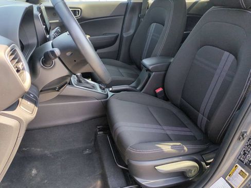 Used 2025 Hyundai Venue SEL FWD image 25