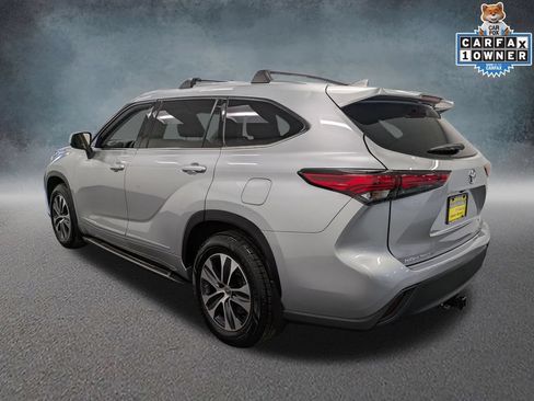 Used 2021 Toyota Highlander XLE AWD/4WD image 6