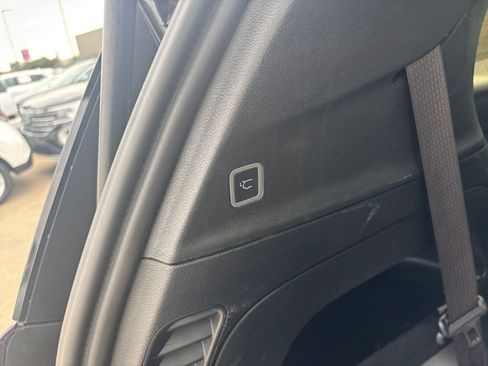 Used 2025 Chrysler Pacifica Select image 23